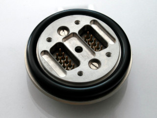 Dvojitá průchodka D-SUB 9 pinů na přírubě ISO-KF 40, vakuová strana